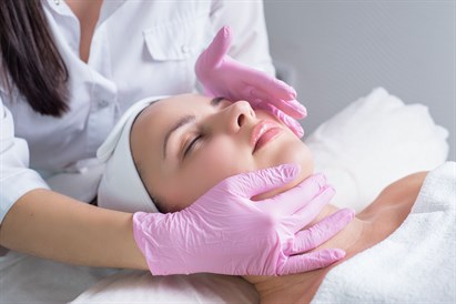 Atjaunojoša sejas, kakla, dekoltē zonas procedūra