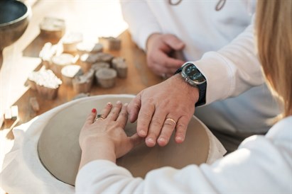 Kāzu dienas rituāls jaunajam pārim “Laima Ceramics” studijā