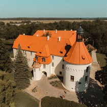 Viduslaiku romantika Jaunpils pilī ar vakariņām un nakšņošanu pils apartamentos