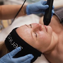Sejas ādas uzlabošana ar “Geneo X” estētiskās medicīnas klīnikā “RE.NEW”