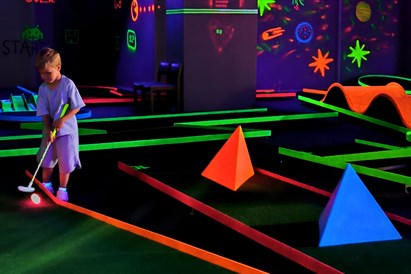 Ģimenes izklaide “Play4score” Rīgā – neona minigolfs tumsā