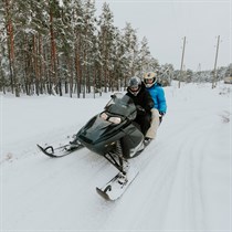 Ziemas burvība uz sniega motocikla