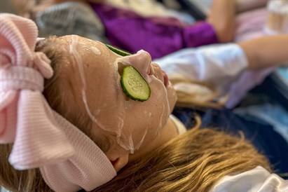 Brīnumu studijas programma “Jaunās stilistes” meitenēm