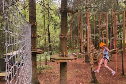 Izklaide sporta atrakciju parkā „Starp debesīm un zemi“ Krāslavā