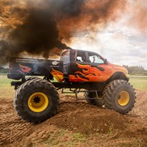 Kļūsti par "Monster truck" stūrmani trasē