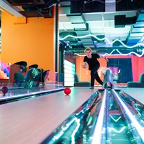 Vienīgais Baltijā – Mini boulings ar mazo bumbu “Catch Pixel” izklaides parkā