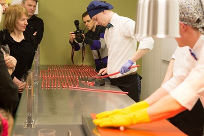 Salda un aizraujoša ekskursija ģimenei Karameļu darbnīcā