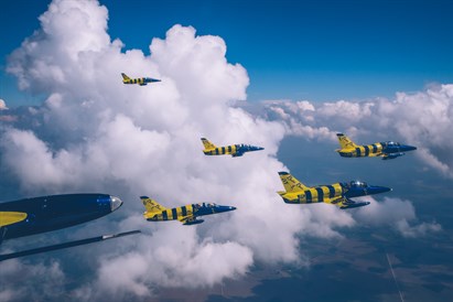 Lidojums ar reaktīvo lidmašīnu un vadības pārņemšana