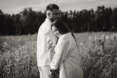 Neaizmirstama pāru fotosesija dabā