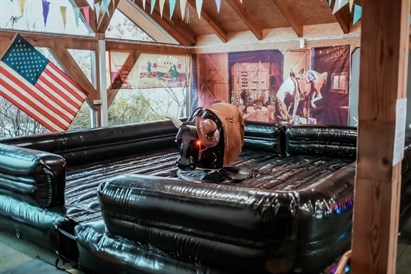 Izklaide uz mehāniskā RODEO buļļa „Rīgas Moto Hallē”