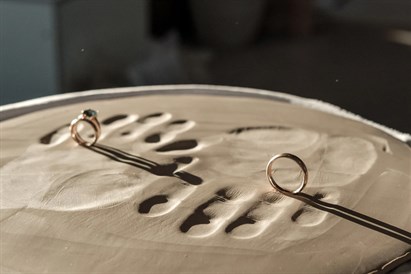 Kāzu dienas rituāls jaunajam pārim “Laima Ceramics” studijā