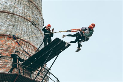Tandēma lēciens no Slokas papīrfabrikas torņa un VIDEO