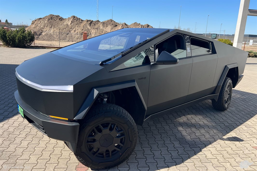 Vadi pats TESLA CYBERTRUCK pa Rīgas ielām