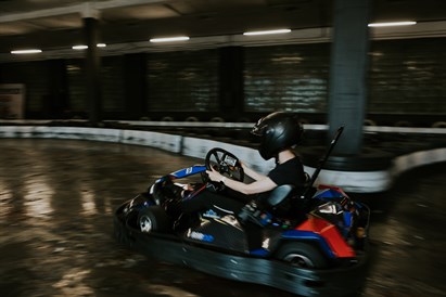 Brauciens ar jaudīgiem elektrokartingiem