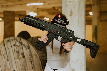 Aizraujoša lāzertaga spēle no „GUNS n LASERS”