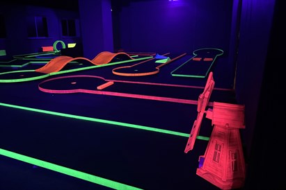 Ģimenes izklaide “Play4score” Rīgā – neona minigolfs tumsā
