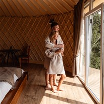 Nakts jurtā ar skatu uz zirgu pļavu