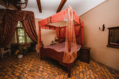 Viduslaiku romantika Jaunpils pilī ar vakariņām un nakšņošanu pils apartamentos