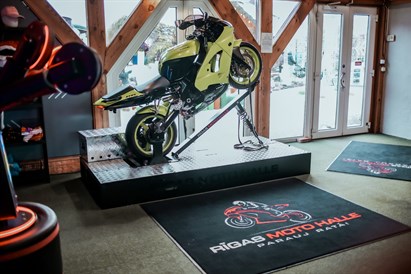 Īstu superbaiku „ratā raušana” „Rīgas Moto Hallē”