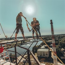 Tandēma lēciens no Slokas papīrfabrikas torņa un VIDEO