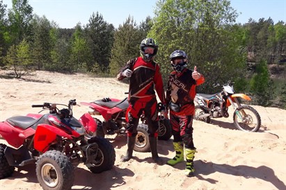 Brauciens trasē diviem ar kvadraciklu vai krosa motociklu