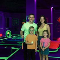 Ģimenes izklaide “Play4score” Rīgā – neona minigolfs tumsā