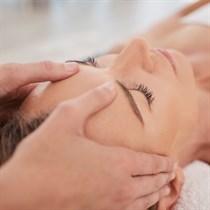 Čampi galvas masāža sāls istabā