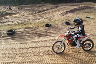 Brauciens trasē diviem ar kvadraciklu vai krosa motociklu