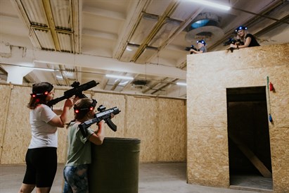 Aizraujoša lāzertaga spēle no „GUNS n LASERS”