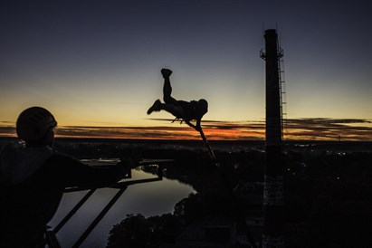 “Ropejumping” solo lēciens no Slokas papīrfabrikas torņa
