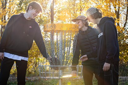 Disku golfs ģimenei – brīvdabas atpūta Mežaparkā vai Zaķusalā