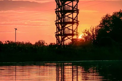 Maģisks piedzīvojums ģimenei – brauciens izgaismotās kanoe laivās saulrietā