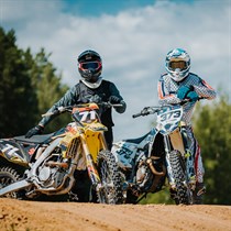 Aizraujošs brauciens ar krosa motociklu diviem