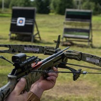Šaušana ar dažādiem lokiem un arbaletu vai pneimatisko ieroci