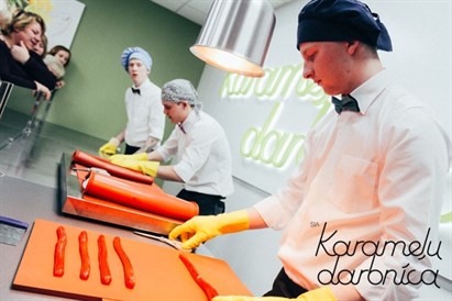 Salda un aizraujoša ekskursija ģimenei Karameļu darbnīcā