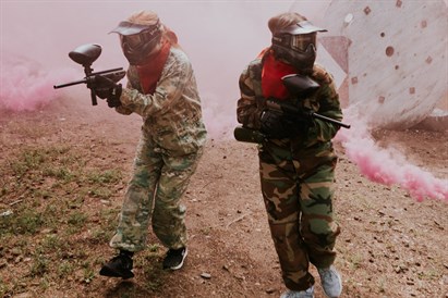 Gūstiet adrenalīnu “GUNSnLASERS”