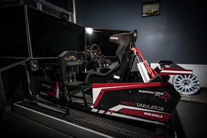 Brauciens ar profesionālu autosporta simulatoru
