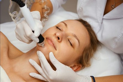 Kombinētā sejas tīrīšana: Ultraskaņa, vakuums un mehāniskā metode