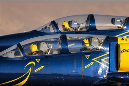 Lidojums ar reaktīvo lidmašīnu un vadības pārņemšana