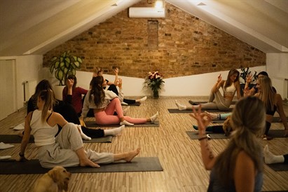 Draudzeņu randiņš ar kucēniem – kucēnu joga Rīgā