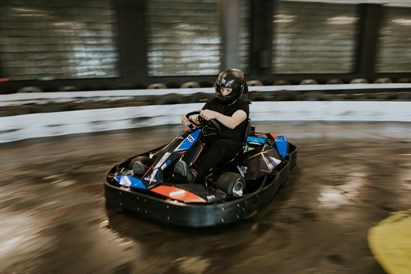 Dāvanu karte braucieniem ar jaudīgiem elektrokartingiem “GUNSnLASERS”