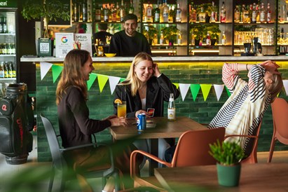 “Swings Golf” dāvanu karte – minigolfs un kokteiļi Rīgas centrā