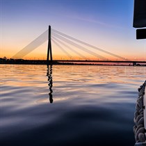 Saulrieta stundas Rīgas skati braucienā ar kanāla kuģīti