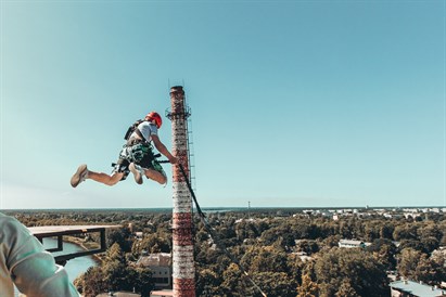 Privāts pasākums ar lēcienu no 47 m augstuma un atmiņu VIDEO 