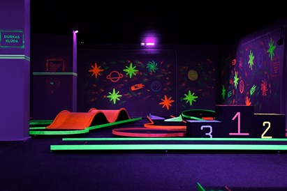 Minigolfa spēle tumsā – spilgts piedzīvojums bērniem “Play4score”