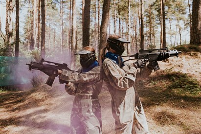 Aizraujoša peintbola spēle no „GUNS n LASERS”