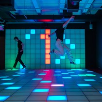 Izklaide “Catch Pixel” interaktīvo spēļu parkā 