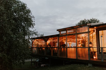 Vakariņas restorānā ar skatu uz Daugavu