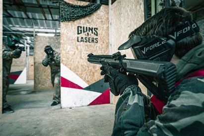 Aizraujoša airsofta spēle no „GUNS n LASERS”