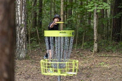 Disku golfs ģimenei – brīvdabas atpūta Mežaparkā vai Zaķusalā